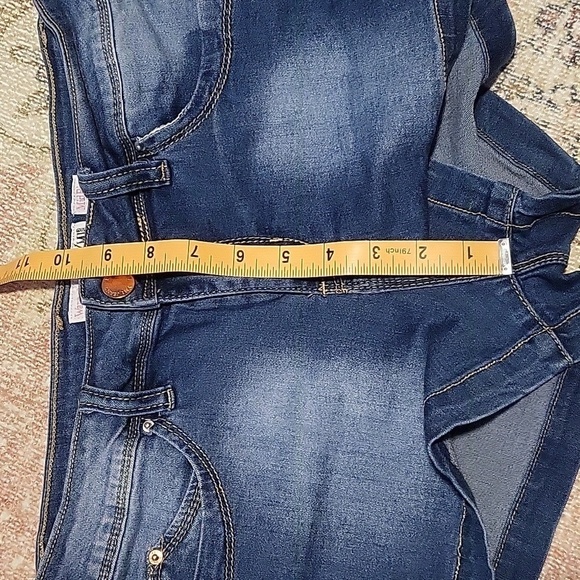 YMI WannaBettaButt Mid-Rise 2.5" Inseam Stretchy Denim Shorts Size 9 - Picture 10 of 11